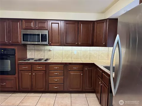 Kitchen - 8930 7th Ave SE, Everett, WA 98208 photo 2 of 3
