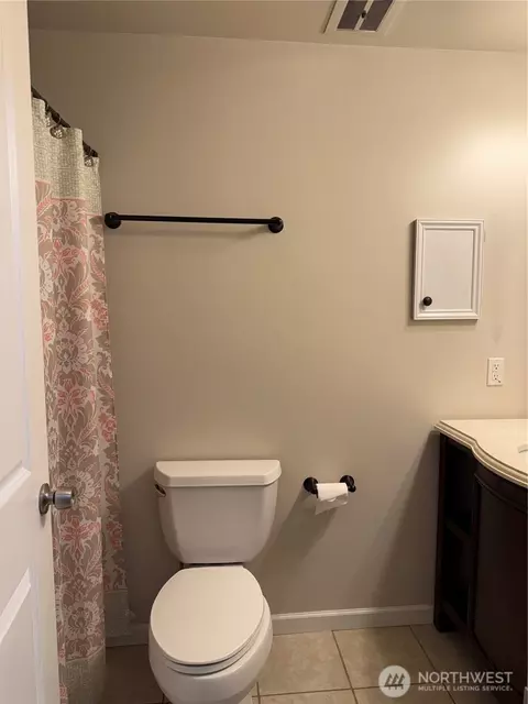 Bath - 8930 7th Ave SE, Everett, WA 98208 photo 1 of 2
