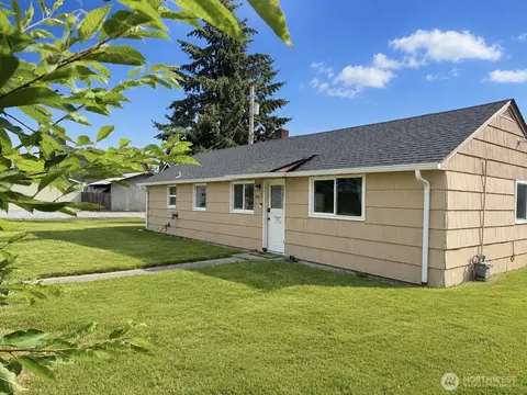 805 12 4th Ave SW, Puyallup, WA 98371