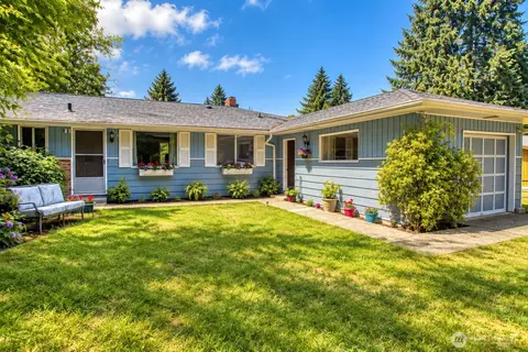 11826 NE Manzanita Ln, Bainbridge Island, WA 98110
