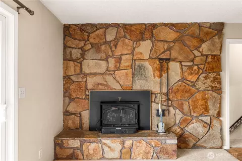 Living - 2 Tweed Pl, Cosmopolis, WA 98537 photo 3 of 5