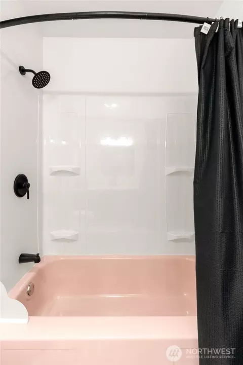 Bath - 2 Tweed Pl, Cosmopolis, WA 98537 photo 2 of 4
