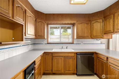 Kitchen - 2 Tweed Pl, Cosmopolis, WA 98537 photo 3 of 3