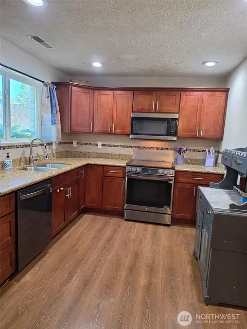 Kitchen - 43729 284th Ave SE, Enumclaw, WA 98022 photo 5 of 5