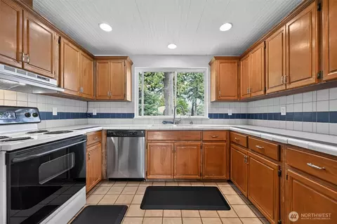 Kitchen - 43729 284th Ave SE, Enumclaw, WA 98022 photo 1 of 5