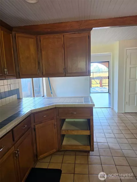 Kitchen - 43729 284th Ave SE, Enumclaw, WA 98022 photo 3 of 5