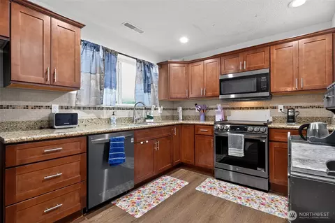 Kitchen - 43729 284th Ave SE, Enumclaw, WA 98022 photo 4 of 5