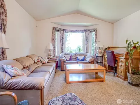 Living - 1608 Puget Dr, Everett, WA 98203 photo 2 of 4