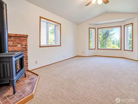 Living - 1608 Puget Dr, Everett, WA 98203 photo 2 of 3