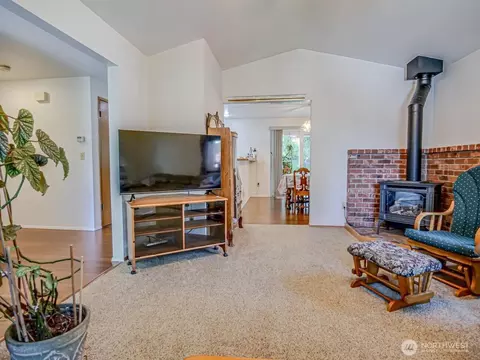 Living - 1608 Puget Dr, Everett, WA 98203 photo 1 of 4