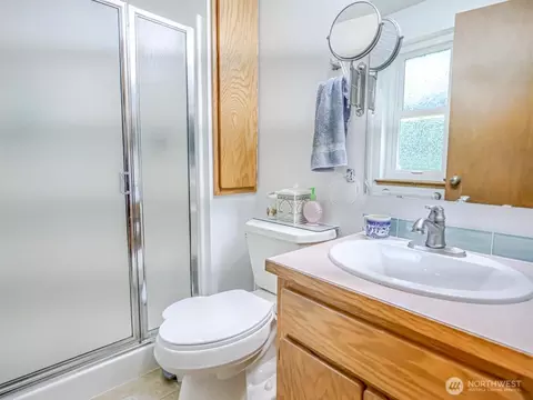 Bath - 1608 Puget Dr, Everett, WA 98203 photo 2 of 2