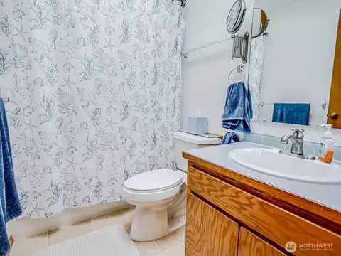 Bath - 1608 Puget Dr, Everett, WA 98203 photo 1 of 2