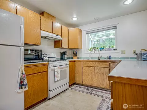 Kitchen - 1608 Puget Dr, Everett, WA 98203 photo 2 of 3