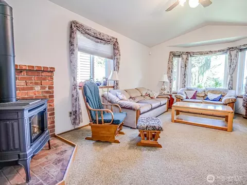 Living - 1608 Puget Dr, Everett, WA 98203 photo 3 of 4