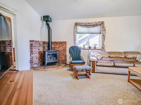 Living - 1608 Puget Dr, Everett, WA 98203 photo 4 of 4