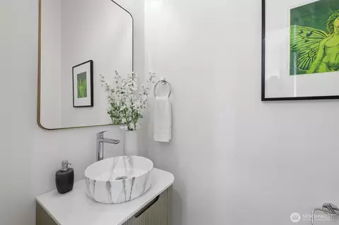 Bath - 2017 Minor Ave E, Seattle, WA 98102 photo 3 of 5