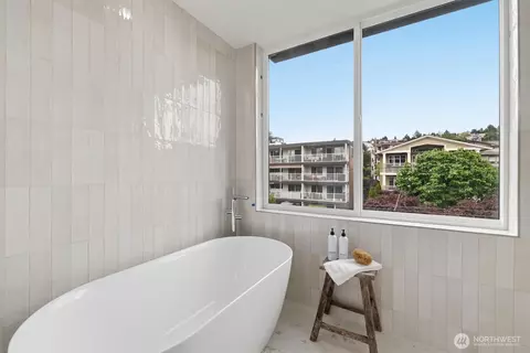 Bath - 2017 Minor Ave E, Seattle, WA 98102 photo 2 of 5