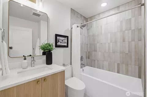 Bath - 2017 Minor Ave E, Seattle, WA 98102 photo 5 of 5