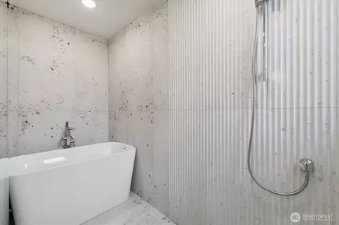 Bath - 2012 Fairview Ave E #A, Seattle, WA 98102 photo 4 of 5
