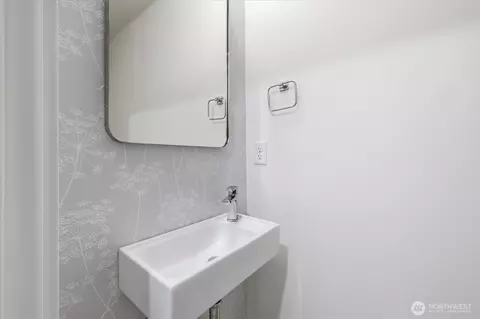 Bath - 2012 Fairview Ave E #A, Seattle, WA 98102 photo 1 of 5