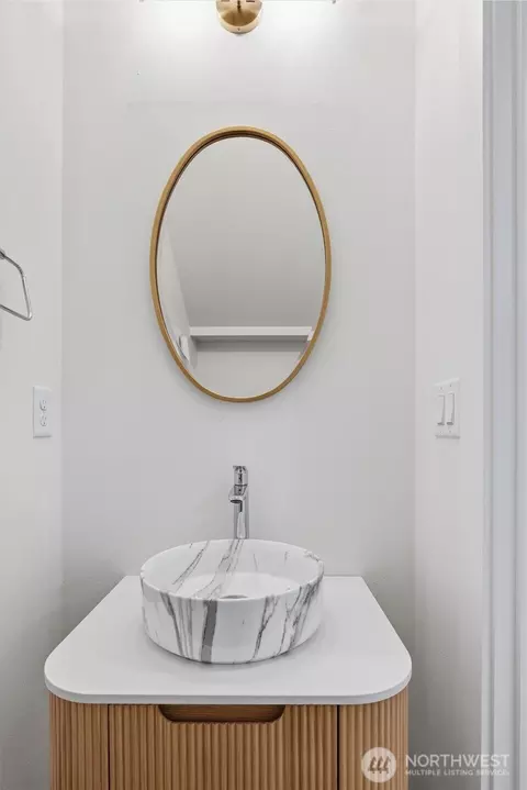 Bath - 2012 Fairview Ave E #B, Seattle, WA 98102 photo 1 of 3