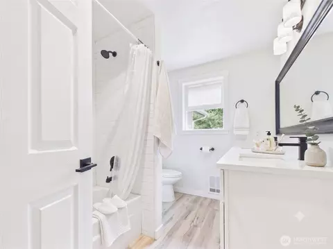 Bath - 732 Natalie Pl, Enumclaw, WA 98022 photo 1 of 2