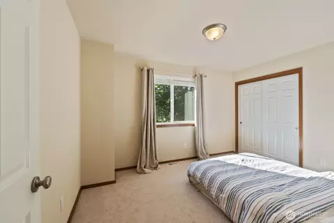 Bedroom - 14611 46th Ave SE, Bothell, WA 98012 photo 4 of 4