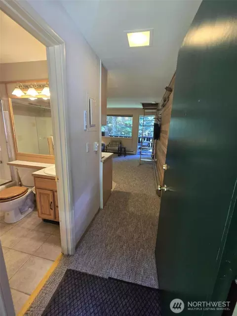 Entry Way - 31008 Ski Club Ln, Enumclaw, WA 98022 photo 2 of 3