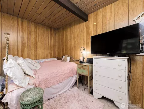 Bedroom - 71 E Leisure Ln, Grapeview, WA 98546 photo 3 of 4