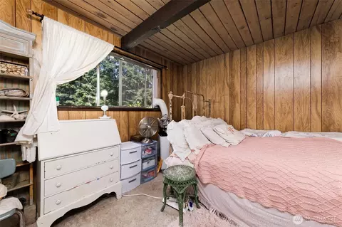 Bedroom - 71 E Leisure Ln, Grapeview, WA 98546 photo 2 of 4