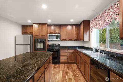 Kitchen - 20122 194th Ave E, Orting, WA 98360 photo 3 of 4