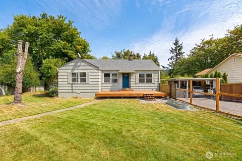 307 4th St, Steilacoom, WA 98388