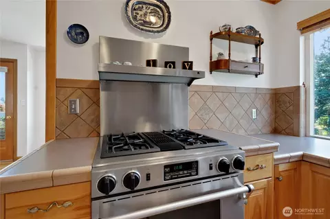 Kitchen - 1167 Mckinley St, Enumclaw, WA 98022 photo 2 of 5