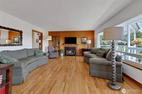 Living - 1167 Mckinley St, Enumclaw, WA 98022 photo 2 of 4
