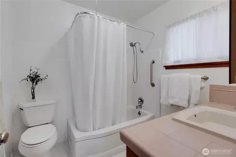 Bath - 1167 Mckinley St, Enumclaw, WA 98022 photo 1 of 3