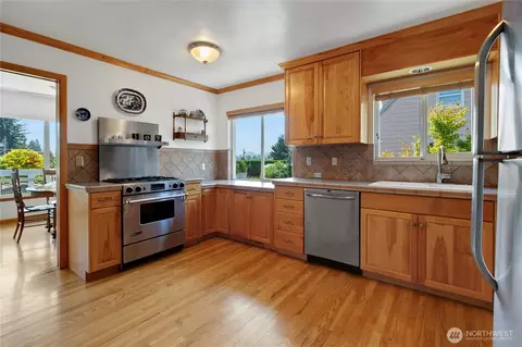 Kitchen - 1167 Mckinley St, Enumclaw, WA 98022 photo 4 of 5