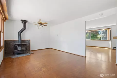 Living - 8527 9th Ave SE, Everett, WA 98208 photo 4 of 7