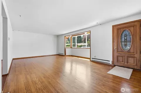 Living - 8527 9th Ave SE, Everett, WA 98208 photo 3 of 7