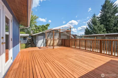 Exterior - 8527 9th Ave SE, Everett, WA 98208 photo 5 of 7