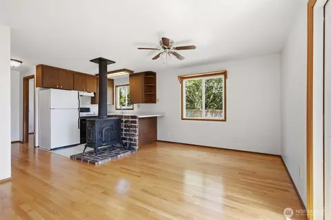 Living - 8527 9th Ave SE, Everett, WA 98208 photo 6 of 7