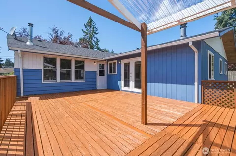 Exterior - 8527 9th Ave SE, Everett, WA 98208 photo 4 of 7