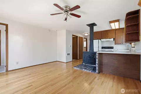 Living - 8527 9th Ave SE, Everett, WA 98208 photo 5 of 7