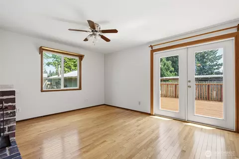Living - 8527 9th Ave SE, Everett, WA 98208 photo 7 of 7