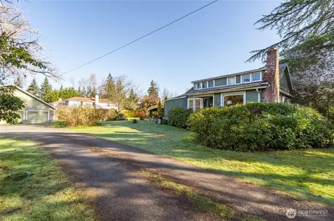 9406 NE 32nd St, Clyde Hill, WA 98004