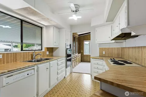 Kitchen - 815 124th St SW #153, Everett, WA 98204 photo 3 of 3