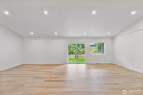 Living - 903 Byham Rd, Winlock, WA 98596 photo 6 of 9
