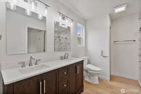 Bath - 903 Byham Rd, Winlock, WA 98596 photo 2 of 3