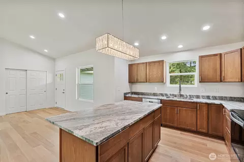 Kitchen - 903 Byham Rd, Winlock, WA 98596 photo 2 of 4