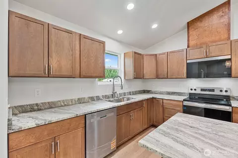 Kitchen - 903 Byham Rd, Winlock, WA 98596 photo 4 of 4