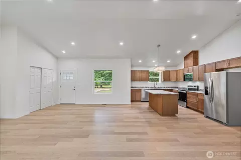 Living - 903 Byham Rd, Winlock, WA 98596 photo 1 of 9